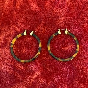 Gold alloy tortoiseshell hoop earrings